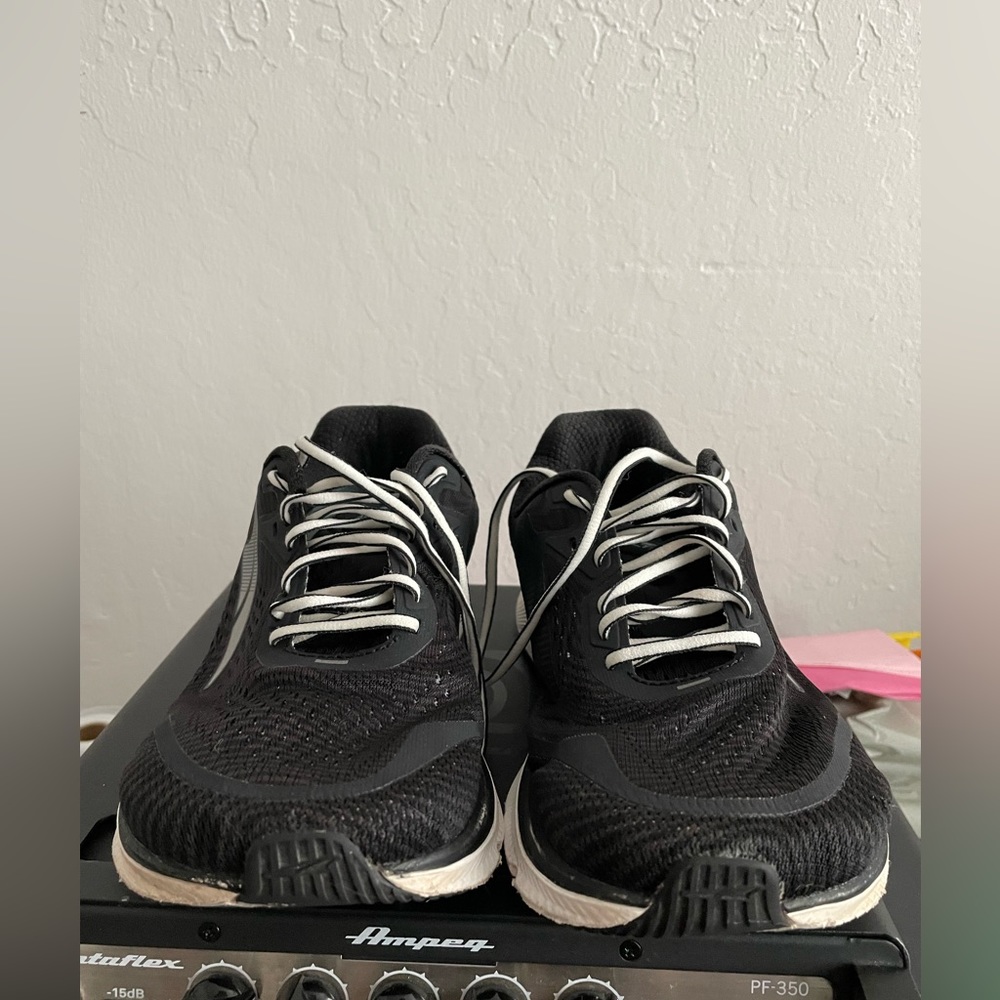 Altra Torin 5 Women’s 9. Great upper. Lots of sole life.